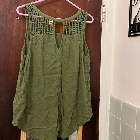 ❌SOLD❌ Flowy green tank top - Picture 5 of 5